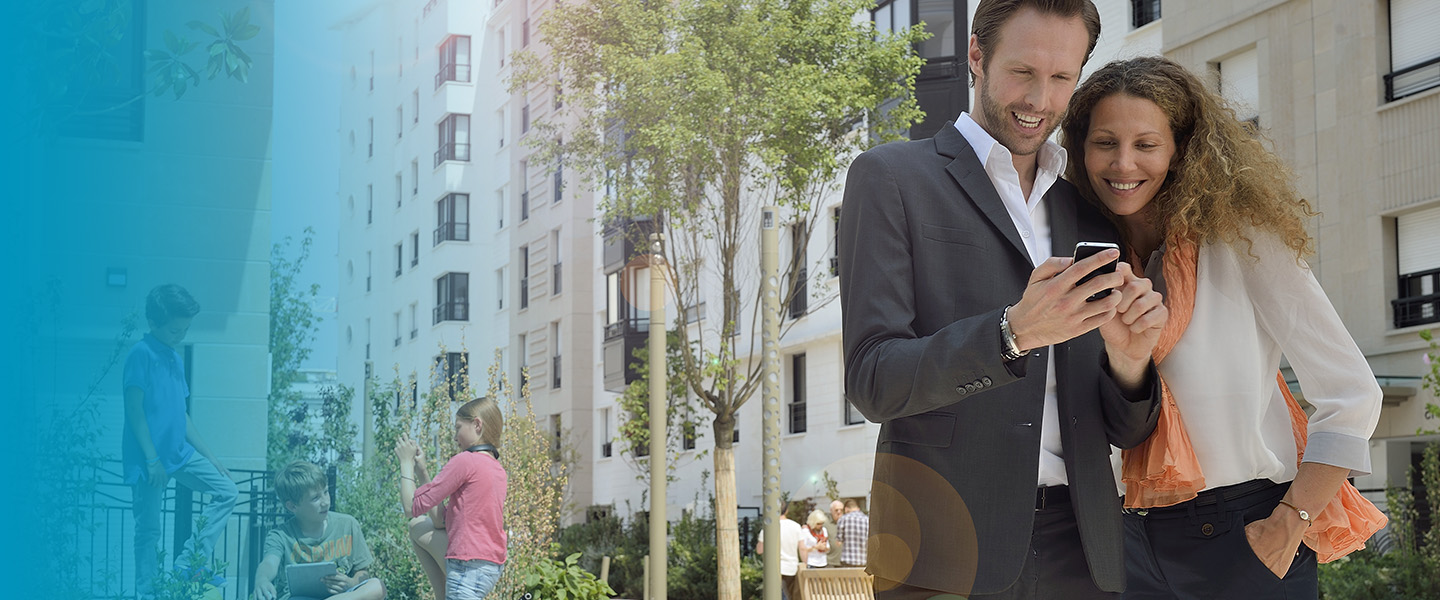 Photo d'une famille dans une Smart City