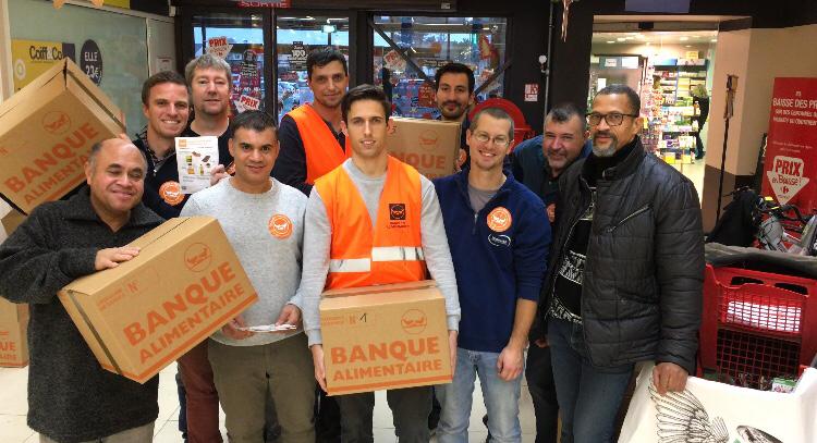 compagnons au supermarché pour collecte denrées