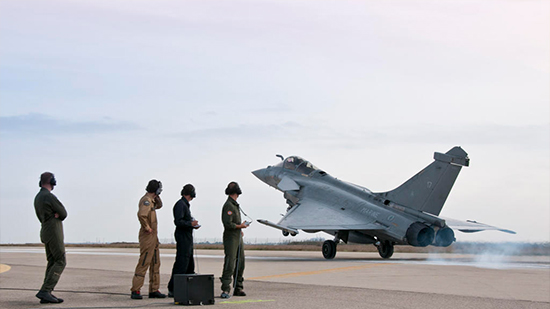 Photo avion armée de l'air au décollage