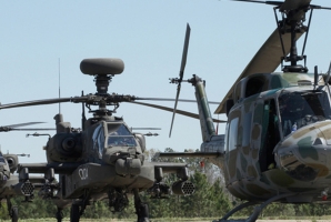 Photo d'hélicoptères sur une base militaire