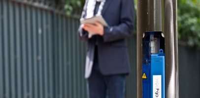 Photo d'un boitier citybox installé dans un lampadaire